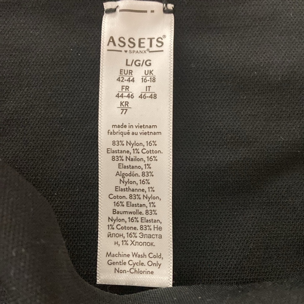 Assets by Spanx Black Shaping Shorts Size L NWT - Picture 3 of 3
